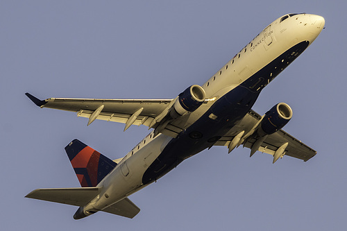 Compass Airlines Embraer ERJ-175 N638CZ at Los Angeles International Airport (KLAX/LAX)