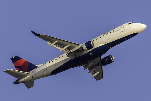 Compass Airlines Embraer ERJ-175 N638CZ at Los Angeles International Airport (KLAX/LAX)