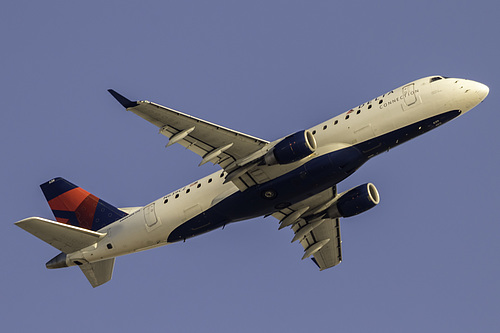 Compass Airlines Embraer ERJ-175 N639CZ at Los Angeles International Airport (KLAX/LAX)