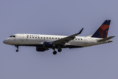 Compass Airlines Embraer ERJ-175 N639CZ at Los Angeles International Airport (KLAX/LAX)