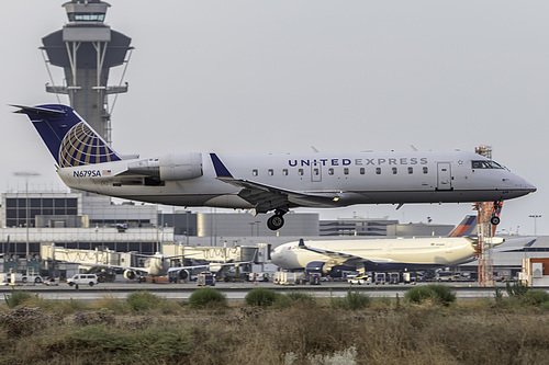 SkyWest Airlines Canadair CRJ-200 N679SA at Los Angeles International Airport (KLAX/LAX)