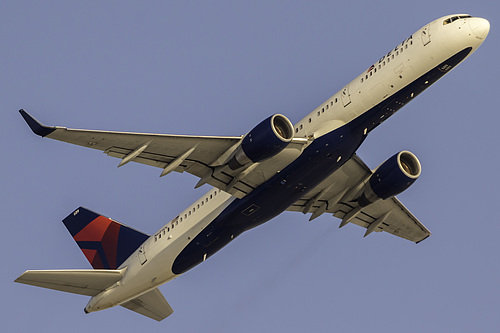 Delta Air Lines Boeing 757-200 N689DL at Los Angeles International Airport (KLAX/LAX)