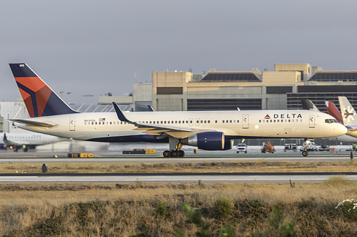 Delta Air Lines Boeing 757-200 N690DL at Los Angeles International Airport (KLAX/LAX)