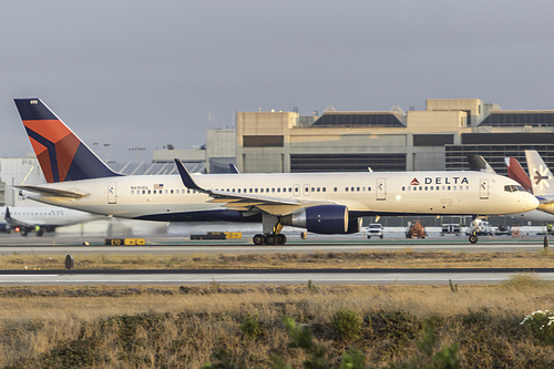 Delta Air Lines Boeing 757-200 N690DL at Los Angeles International Airport (KLAX/LAX) Delta Air Lines Boeing 757-200 N690DL at Los Angeles International Airport (KLAX/LAX)