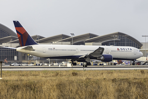 Delta Air Lines Boeing 767-400ER N833MH at Los Angeles International Airport (KLAX/LAX)