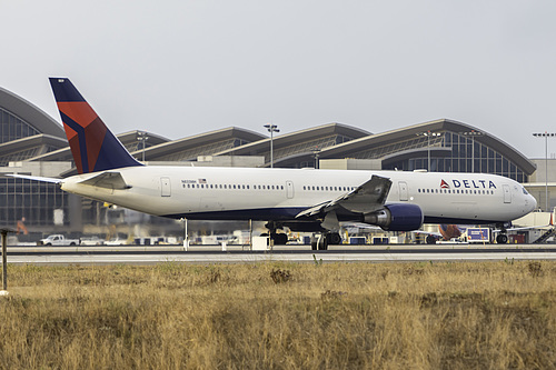 Delta Air Lines Boeing 767-400ER N833MH at Los Angeles International Airport (KLAX/LAX) Delta Air Lines Boeing 767-400ER N833MH at Los Angeles International Airport (KLAX/LAX)