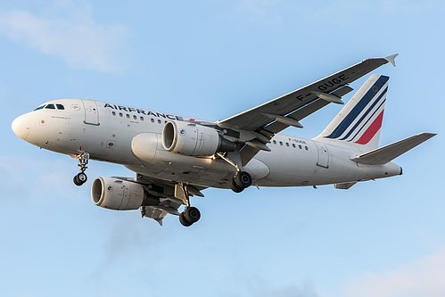 Air France Airbus A318-100 F-GUGE at London Heathrow Airport (EGLL/LHR) Air France Airbus A318-100 F-GUGE at London Heathrow Airport (EGLL/LHR)