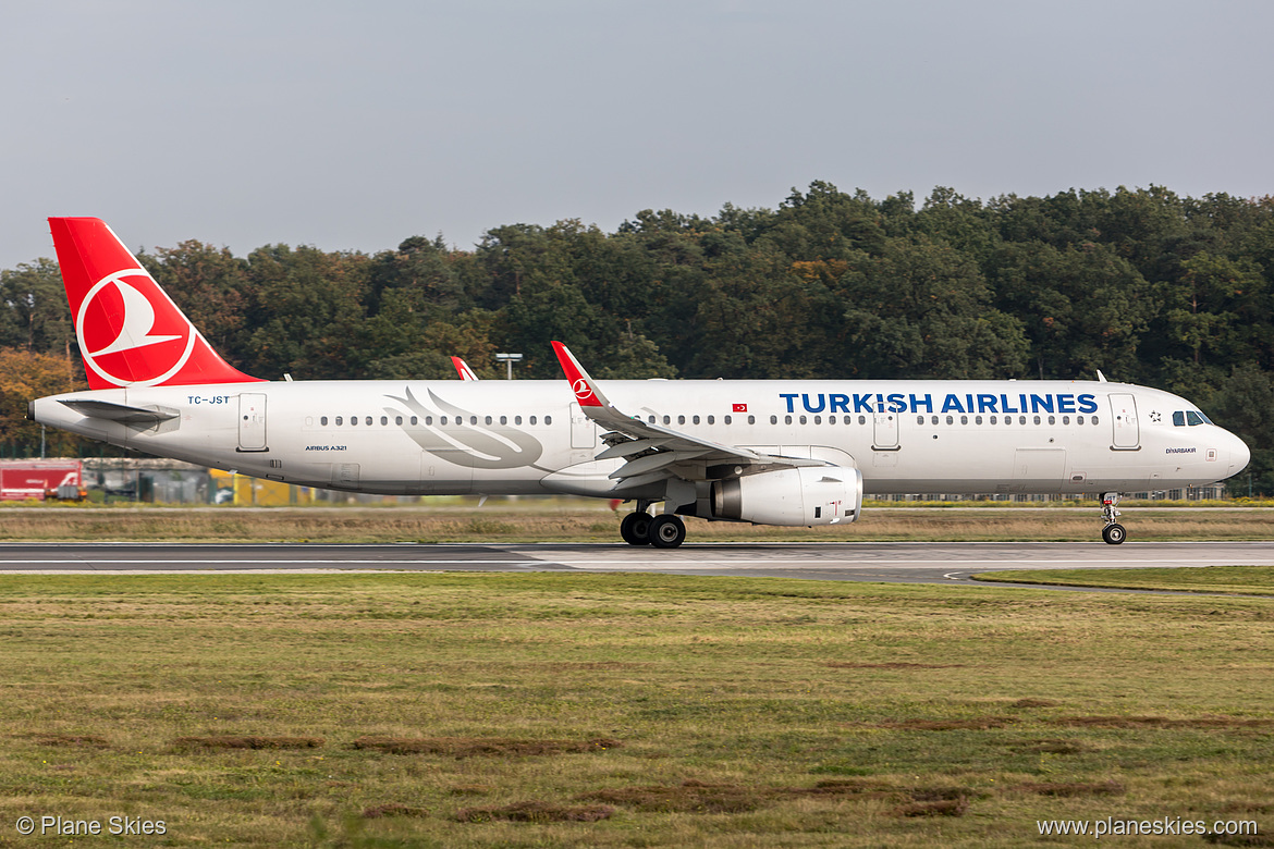 Turkish Airlines Airbus A321-200 TC-JST at Frankfurt am Main International Airport (EDDF/FRA)