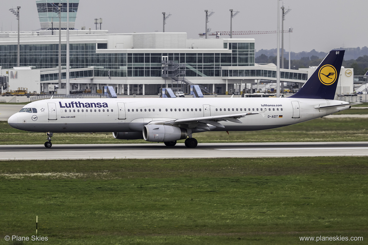 Lufthansa Airbus A321-200 D-AIDT at Munich International Airport (EDDM/MUC)