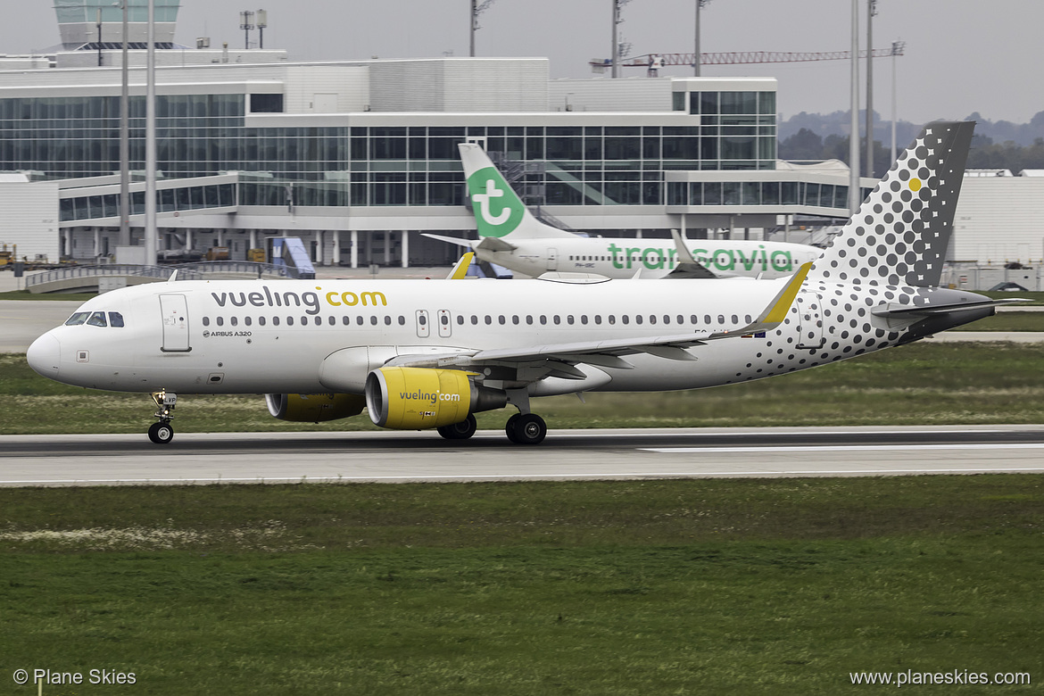 Vueling Airbus A320-200 EC-LVP at Munich International Airport (EDDM/MUC) Vueling Airbus A320-200 EC-LVP at Munich International Airport (EDDM/MUC)
