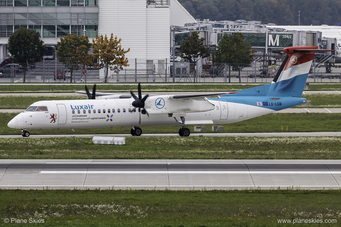 Luxair DHC Dash-8-400 LX-LGN at Munich International Airport (EDDM/MUC) Luxair DHC Dash-8-400 LX-LGN at Munich International Airport (EDDM/MUC)