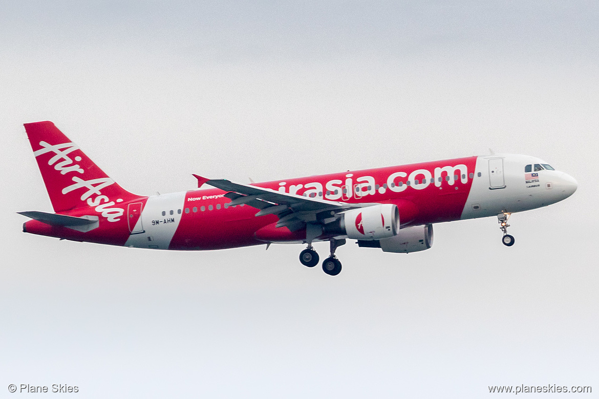 AirAsia Airbus A320-200 9M-AHM at Singapore Changi Airport (WSSS/SIN)