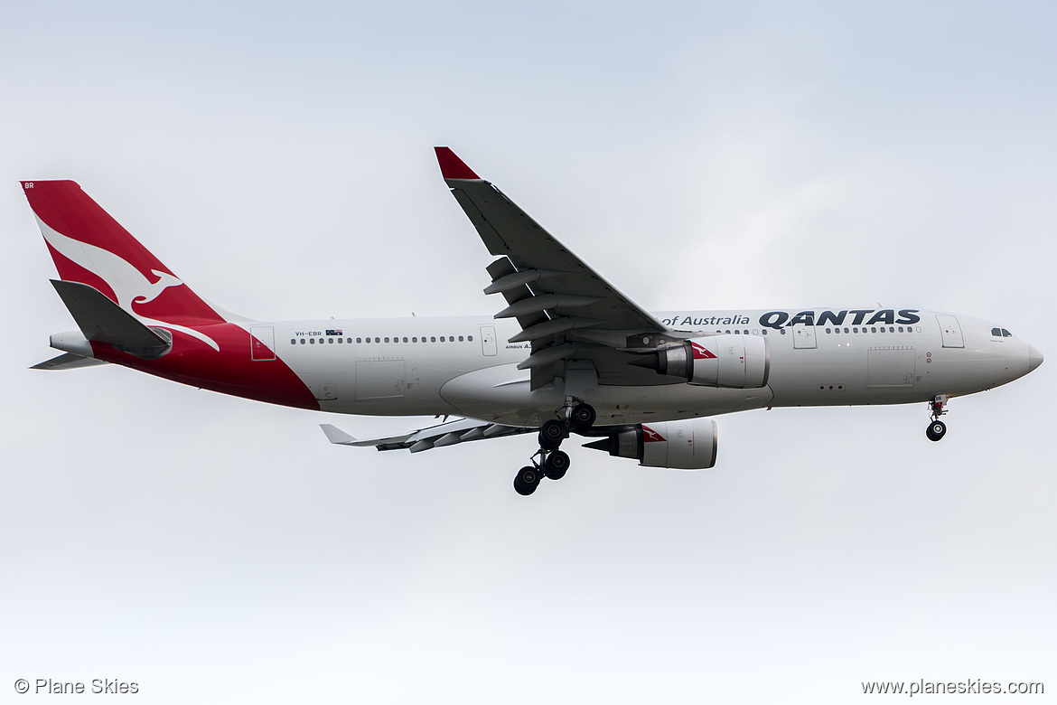 Qantas Airbus A330-200 VH-EBR at Singapore Changi Airport (WSSS/SIN) Qantas Airbus A330-200 VH-EBR at Singapore Changi Airport (WSSS/SIN)