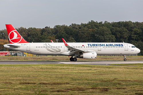 Turkish Airlines Airbus A321-200 TC-JST at Frankfurt am Main International Airport (EDDF/FRA)