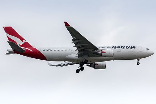 Qantas Airbus A330-200 VH-EBR at Singapore Changi Airport (WSSS/SIN)