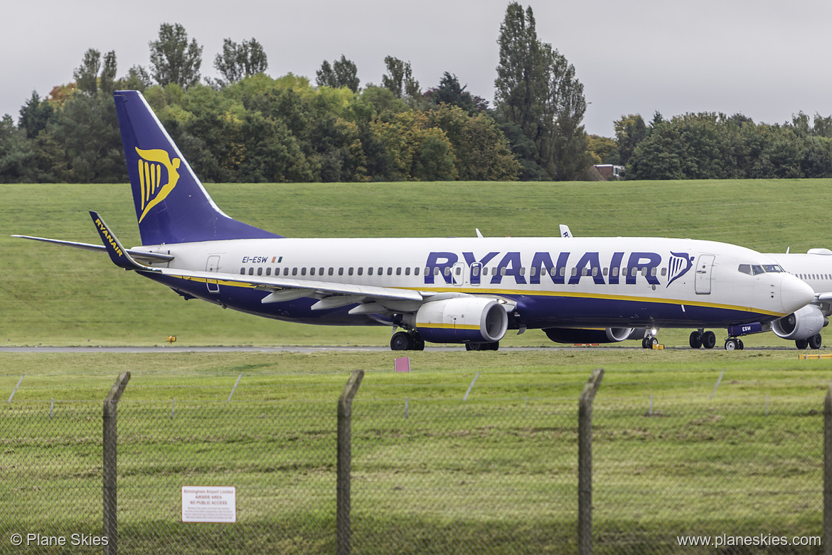 Ryanair Boeing 737-800 EI-ESW at Birmingham International Airport (EGBB/BHX) Ryanair Boeing 737-800 EI-ESW at Birmingham International Airport (EGBB/BHX)