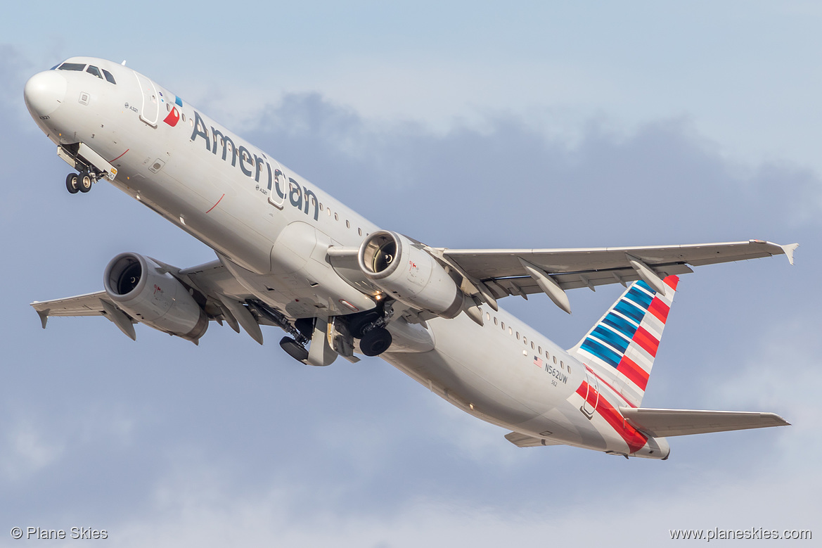 American Airlines Airbus A321-200 N562UW at McCarran International Airport (KLAS/LAS)