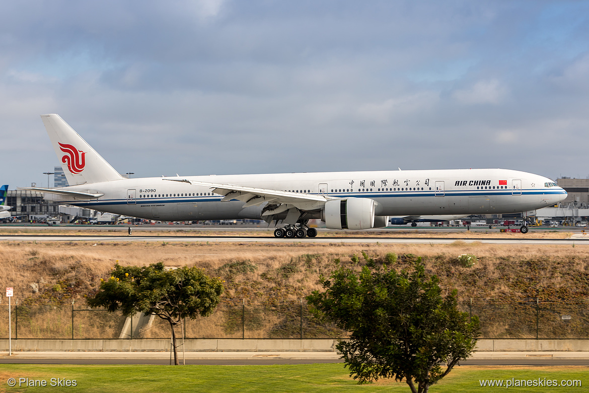 Air China Boeing 777-300ER B-2090 at Los Angeles International Airport (KLAX/LAX) Air China Boeing 777-300ER B-2090 at Los Angeles International Airport (KLAX/LAX)