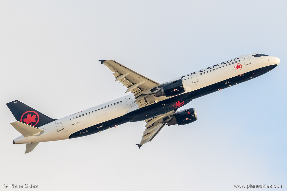 Air Canada Airbus A321-200 C-GIUE at Los Angeles International Airport (KLAX/LAX) Air Canada Airbus A321-200 C-GIUE at Los Angeles International Airport (KLAX/LAX)