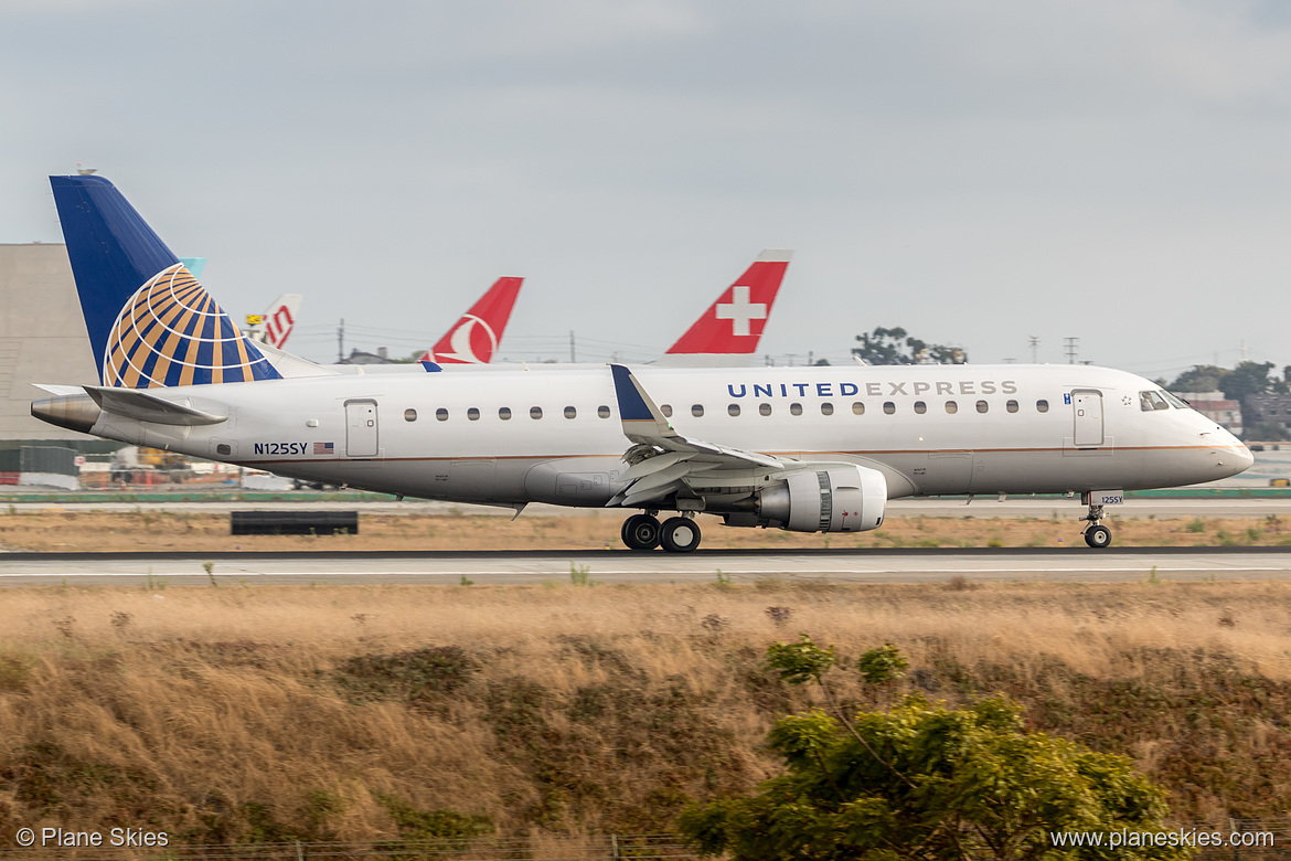 SkyWest Airlines Embraer ERJ-175 N125SY at Los Angeles International Airport (KLAX/LAX)