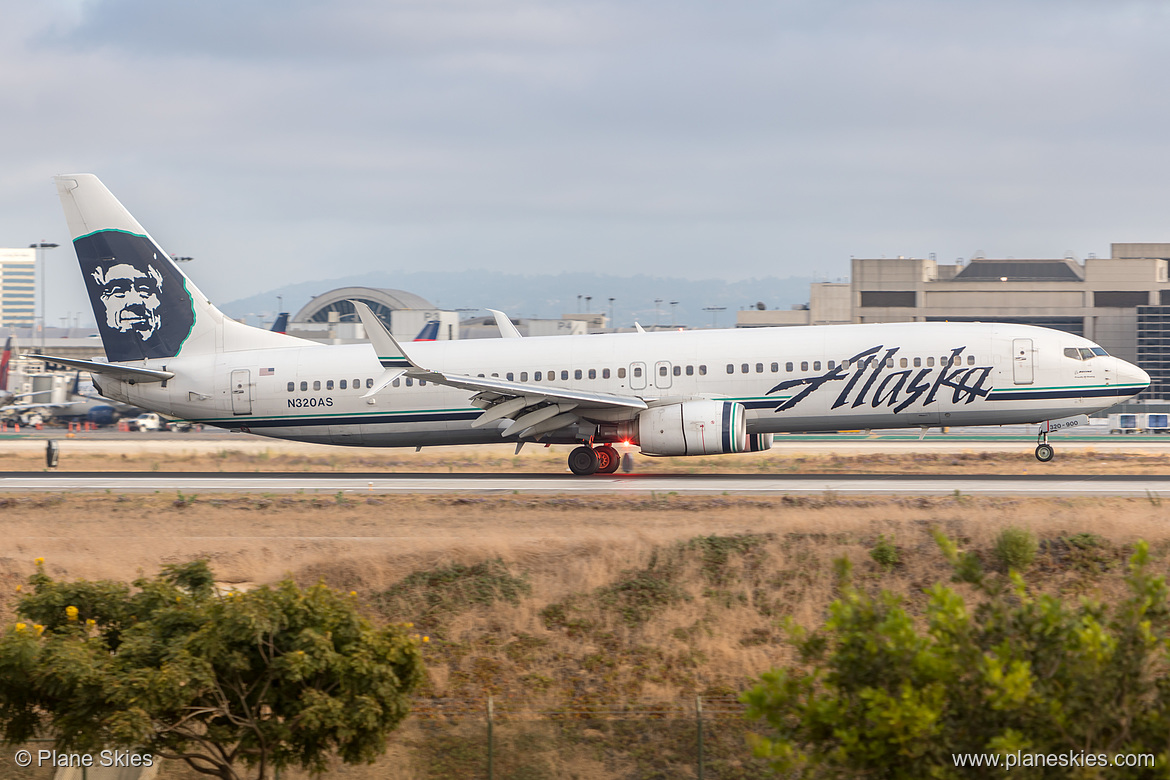 Alaska Airlines Boeing 737-900 N320AS at Los Angeles International Airport (KLAX/LAX)