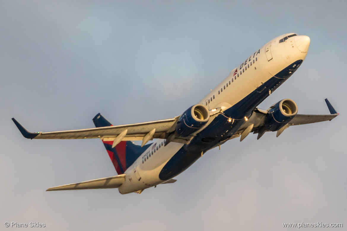 Delta Air Lines Boeing 737-800 N392DA at Los Angeles International Airport (KLAX/LAX)