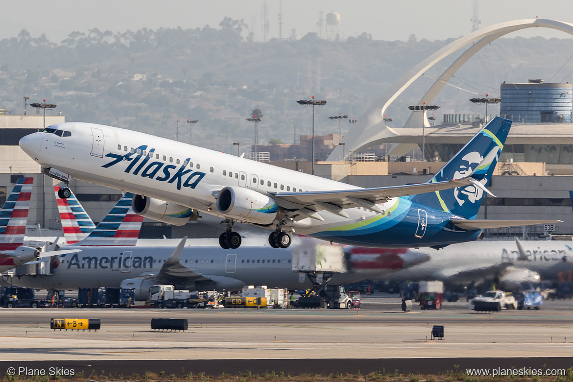 Alaska Airlines Boeing 737-800 N589AS at Los Angeles International Airport (KLAX/LAX)