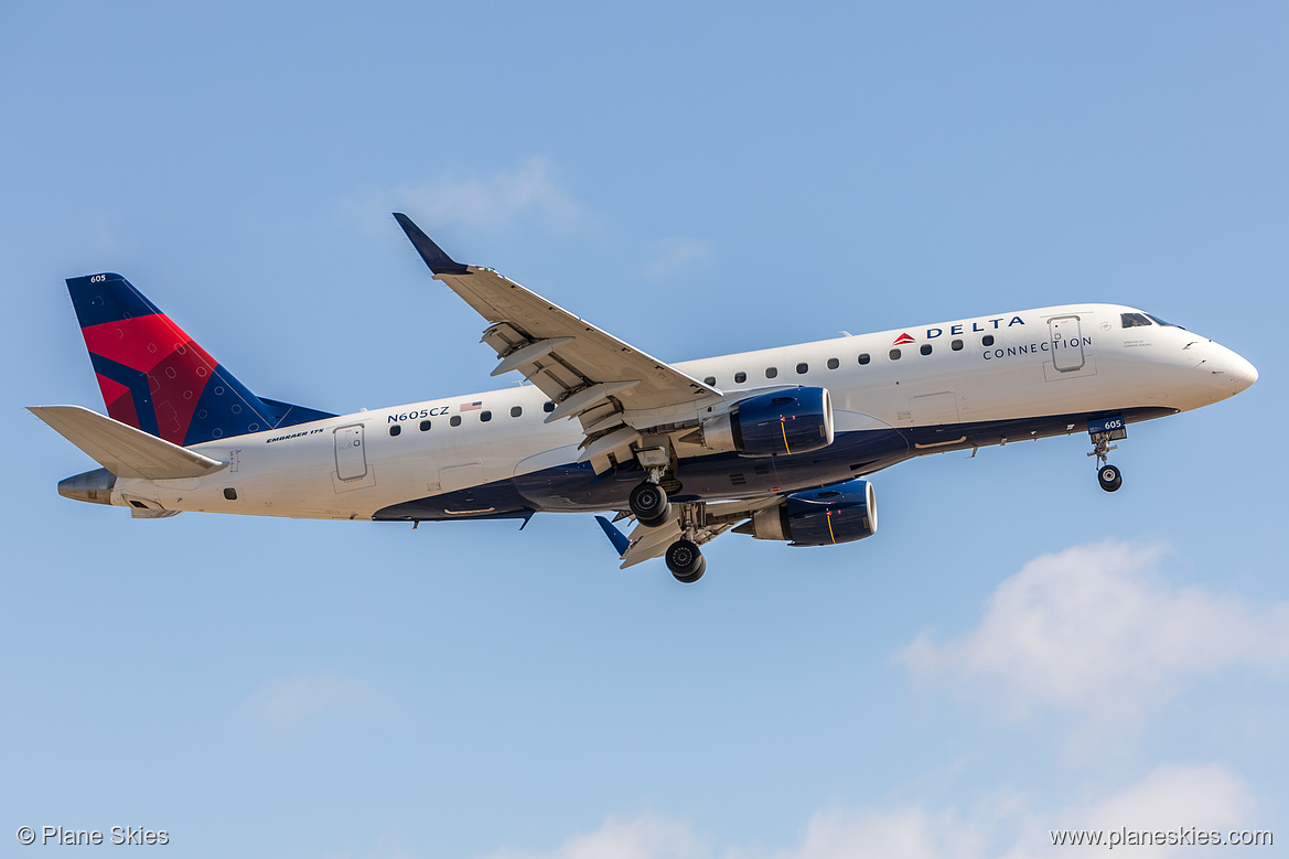 Compass Airlines Embraer ERJ-175 N605CZ at Los Angeles International Airport (KLAX/LAX)