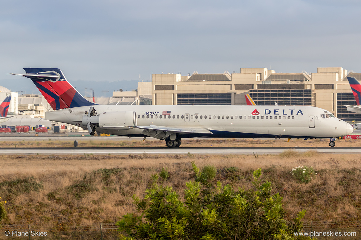 Delta Air Lines Boeing 717-200 N607AT at Los Angeles International Airport (KLAX/LAX)