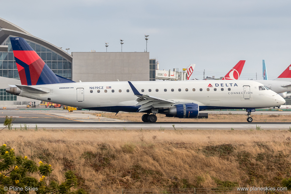 Compass Airlines Embraer ERJ-175 N619CZ at Los Angeles International Airport (KLAX/LAX)