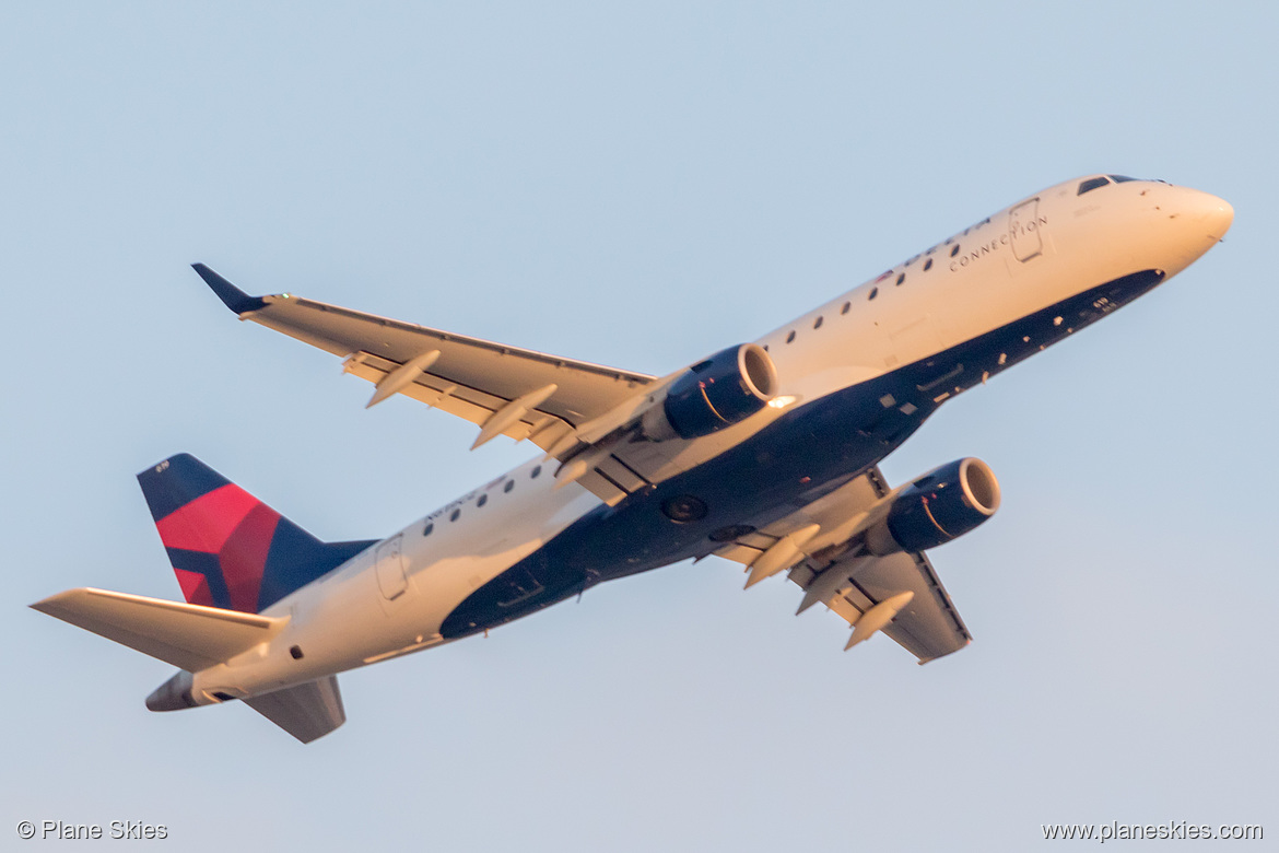 Compass Airlines Embraer ERJ-175 N619CZ at Los Angeles International Airport (KLAX/LAX)