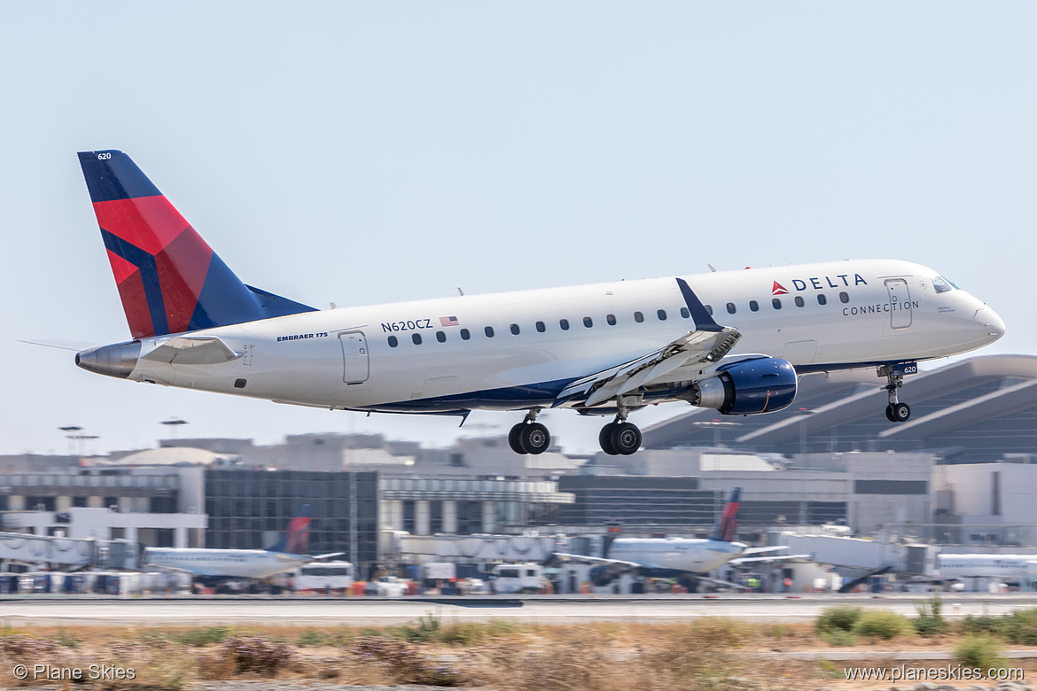 Compass Airlines Embraer ERJ-175 N620CZ at Los Angeles International Airport (KLAX/LAX) Compass Airlines Embraer ERJ-175 N620CZ at Los Angeles International Airport (KLAX/LAX)