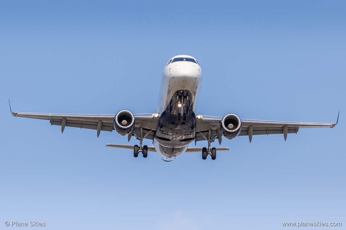 Compass Airlines Embraer ERJ-175 N633CZ at Los Angeles International Airport (KLAX/LAX)