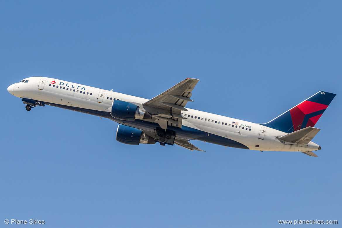 Delta Air Lines Boeing 757-200 N674DL at Los Angeles International Airport (KLAX/LAX)