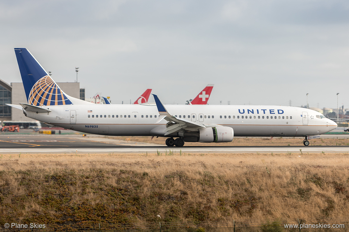 United Airlines Boeing 737-900ER N69835 at Los Angeles International Airport (KLAX/LAX)
