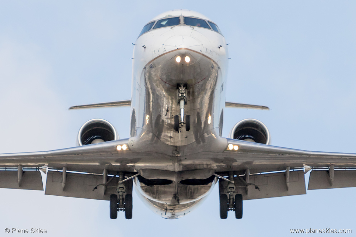 SkyWest Airlines Canadair CRJ-200 N945SW at Los Angeles International Airport (KLAX/LAX)