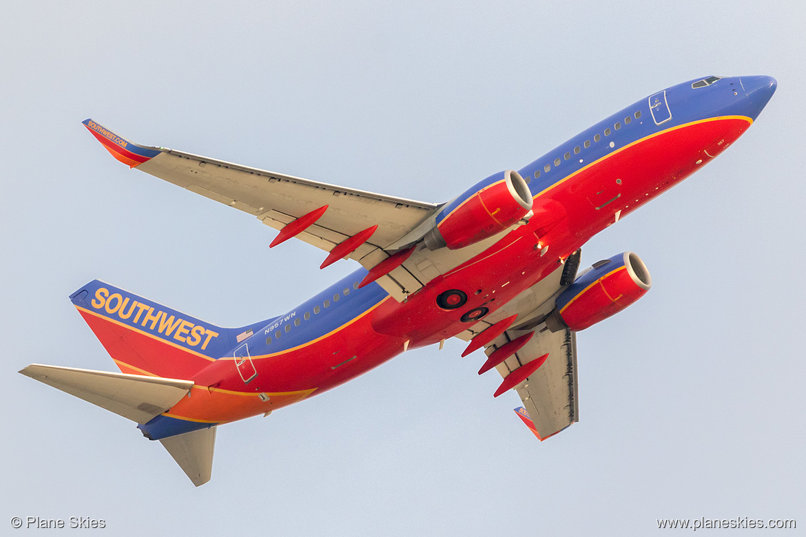 Southwest Airlines Boeing 737-700 N957WN at Los Angeles International Airport (KLAX/LAX)