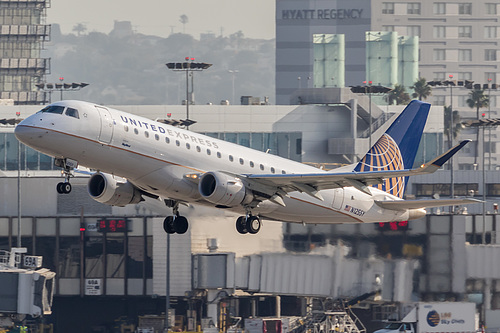 SkyWest Airlines Embraer ERJ-175 N125SY at Los Angeles International Airport (KLAX/LAX)