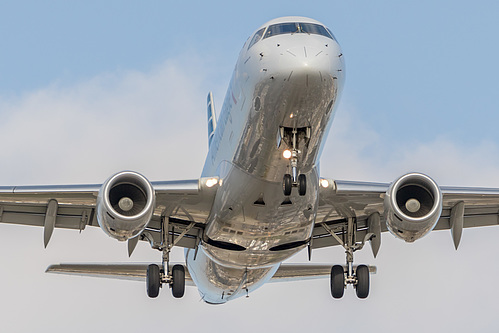 Compass Airlines Embraer ERJ-175 N201NN at Los Angeles International Airport (KLAX/LAX)