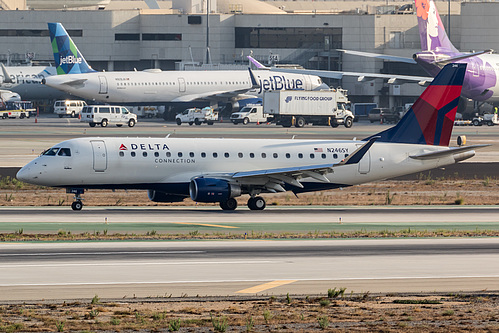 SkyWest Airlines Embraer ERJ-175 N246SY at Los Angeles International Airport (KLAX/LAX)