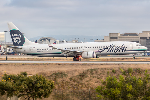 Alaska Airlines Boeing 737-900 N320AS at Los Angeles International Airport (KLAX/LAX)