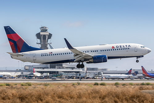 Delta Air Lines Boeing 737-800 N377DA at Los Angeles International Airport (KLAX/LAX)
