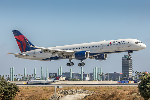 Delta Air Lines Boeing 757-200 N537US at Los Angeles International Airport (KLAX/LAX) Delta Air Lines Boeing 757-200 N537US at Los Angeles International Airport (KLAX/LAX)
