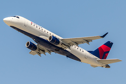 Compass Airlines Embraer ERJ-175 N619CZ at Los Angeles International Airport (KLAX/LAX)