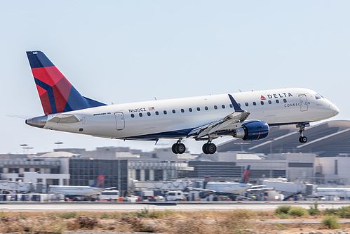 Compass Airlines Embraer ERJ-175 N620CZ at Los Angeles International Airport (KLAX/LAX)