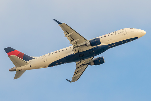 Compass Airlines Embraer ERJ-175 N624CZ at Los Angeles International Airport (KLAX/LAX)