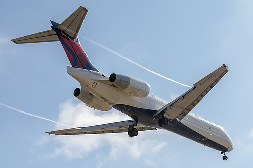 Delta Air Lines Boeing 717-200 N892AT at Los Angeles International Airport (KLAX/LAX) Delta Air Lines Boeing 717-200 N892AT at Los Angeles International Airport (KLAX/LAX)