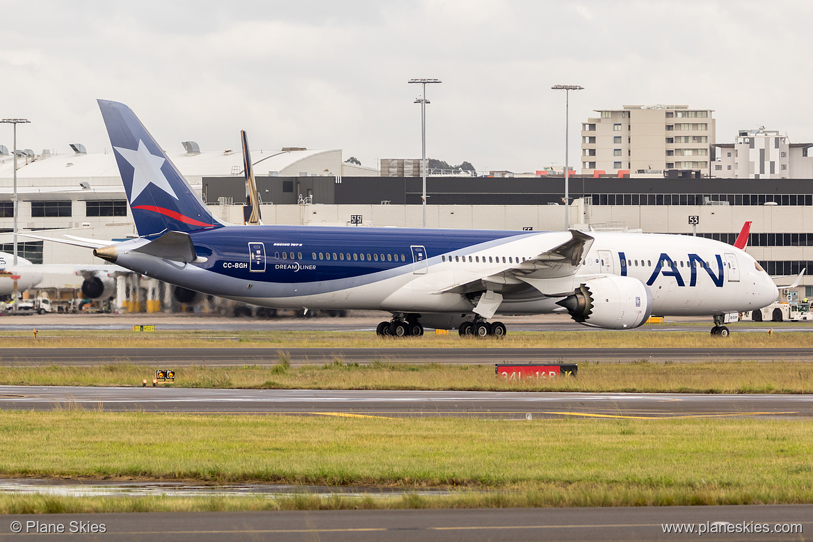 LATAM Chile Boeing 787-9 CC-BGH at Sydney Kingsford Smith International Airport (YSSY/SYD) LATAM Chile Boeing 787-9 CC-BGH at Sydney Kingsford Smith International Airport (YSSY/SYD)