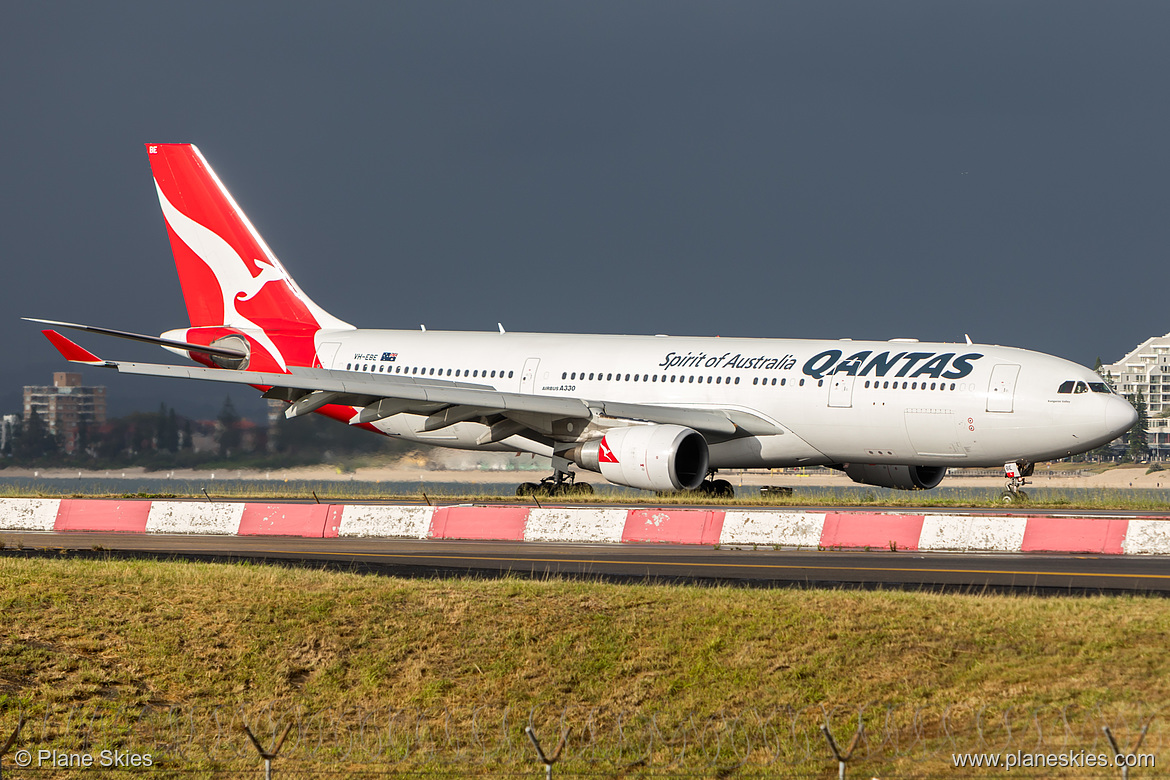 Qantas Airbus A330-200 VH-EBE at Sydney Kingsford Smith International Airport (YSSY/SYD) Qantas Airbus A330-200 VH-EBE at Sydney Kingsford Smith International Airport (YSSY/SYD)