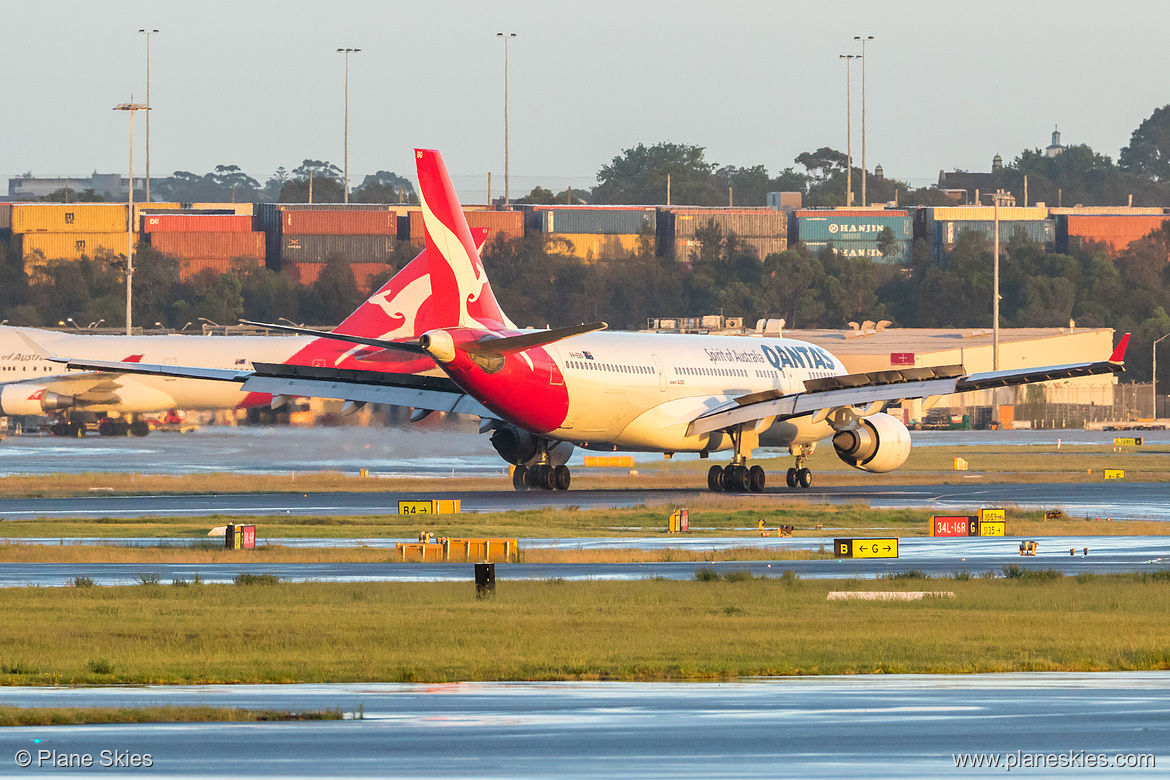 Qantas Airbus A330-200 VH-EBG at Sydney Kingsford Smith International Airport (YSSY/SYD) Qantas Airbus A330-200 VH-EBG at Sydney Kingsford Smith International Airport (YSSY/SYD)